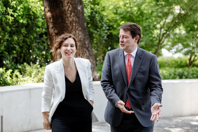 La presidenta de la Comunidad de Madrid, Isabel Díaz Ayuso y el presidente de la Junta de Castilla y León, Alfonso Fernández Mañueco, a su llegada al VIII Foro Guadarrama