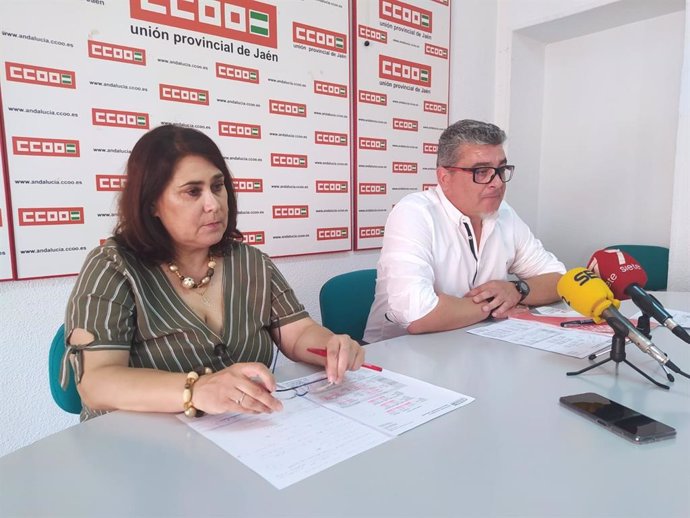 El secretario de Empleo y Nuevas Realidades Laborales de CCOO-A, Sergio Santos, y Manuela Barajas, miembro de la gestora de CCOO Jaén durante el análisis de los datos del paro a nivel regional y provincial