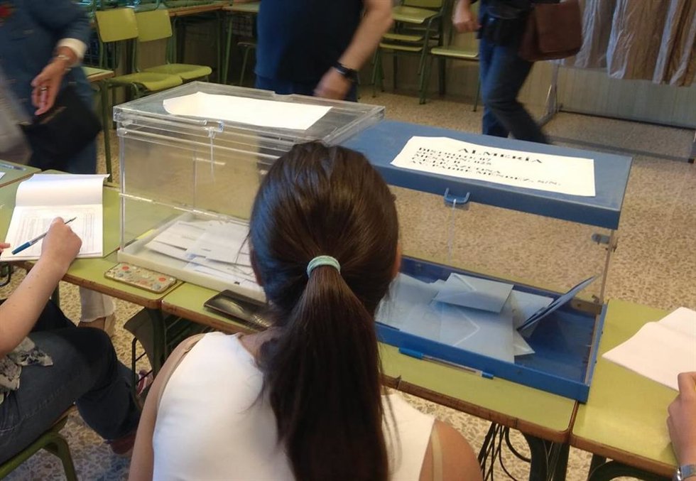 Archivo - Mesa electoral. 