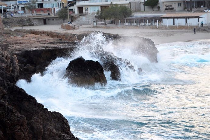 Archivo - Oleaje durante un temporal en Cala Sant Vicen (Mallorca).