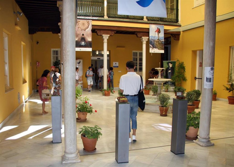Archivo - Turistas en el Patronato Provincial de Turismo de Granada (archivo).
