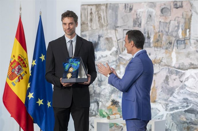El exjugador de baloncesto, Pau Gasol (i), recibe la Gran Cruz de la Real Orden del Mérito Deportivo por parte del presidente del Gobierno, Pedro Sánchez (d), en La Moncloa, a 2 de junio de 2022, en Madrid (España). La concesión al exjugador ha sido mot