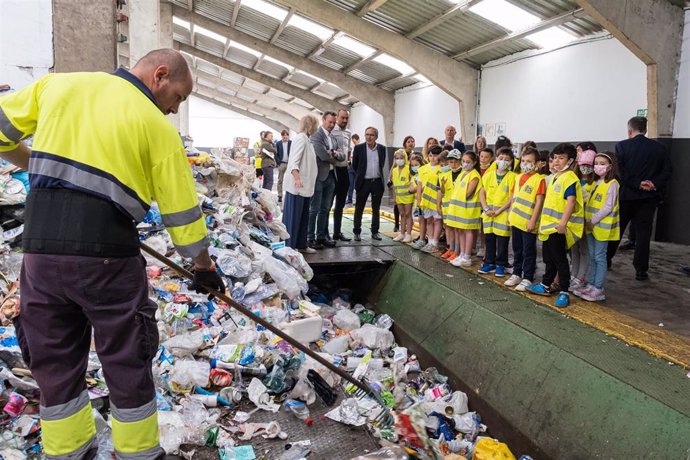 Los consejeros de Medio Ambiente, Guillermo Blanco, y de Educación, Marina Lombó, acompañan a escolares en su visita a El Mazo, dentro del programa educativo La Liga del Reciclaje