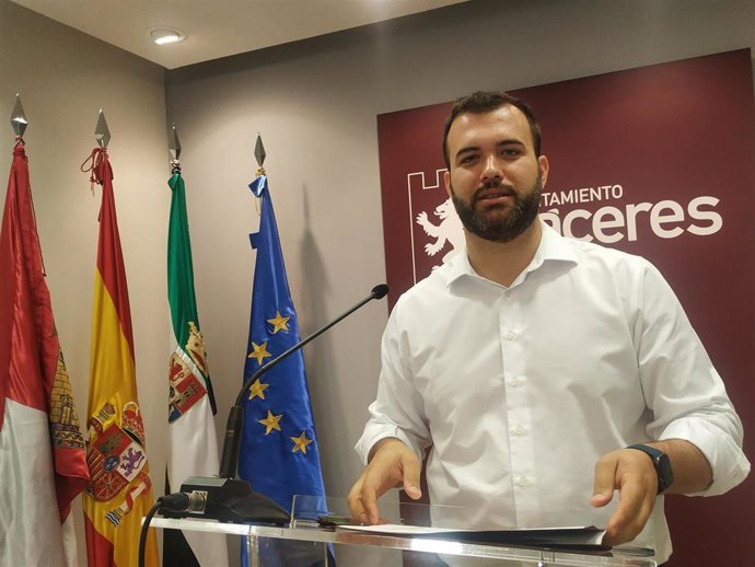 El alcalde de Cáceres, Luis Salaya, en una rueda de prensa