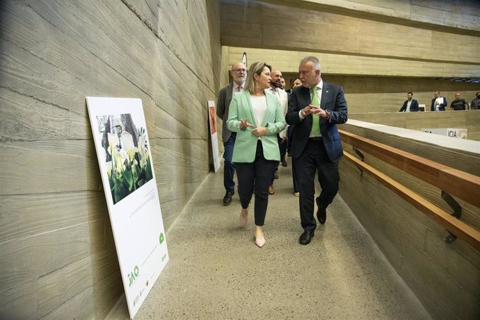 La consejera de Agricultura, Ganadería y Pesca del Gobierno de Canarias, Alicia Vanoostende, y el presidente de Canarias, Ángel Víctor Torres, en la presentación del proyecto del centro de visitantes del Jardín Botánico