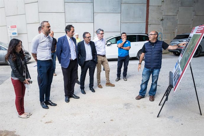 El consejero de Obras Públicas, José Luis Gochicoa, visita las obras de saneamiento en el barrio Caseríos de Sierrapando junto al alcalde de Torrelavega, Javier López Estrada, y varios concejales