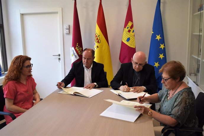 El alcalde de Albacete, Emilio Sáe,z ha rubricado el convenio con el obispo de la Diócesis, Ángel Fernández Collado, y con la directora de Cáritas Diocesana en Albacete, Rosa García.