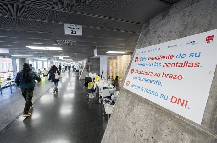 Archivo - Varias personas acceden al centro de vacunación para ponerse una dosis contra el Covid-19, en el WiZink Center, 