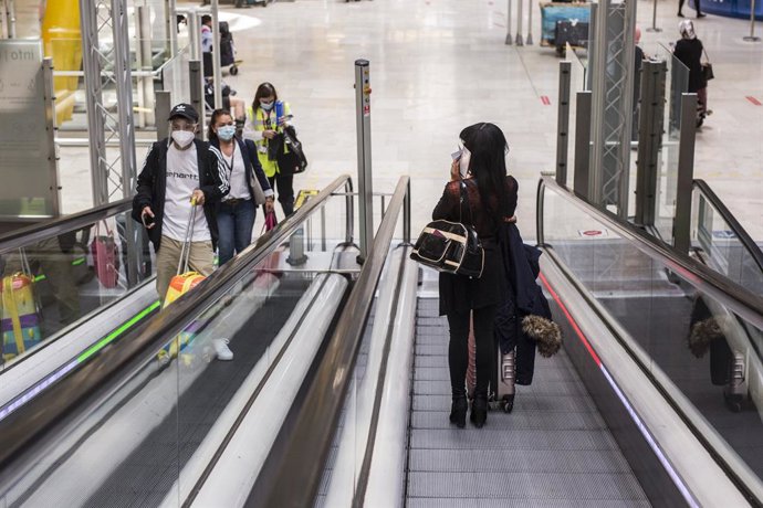 Archivo - Varias personas en la terminal T4 del Aeropuerto Adolfo Suárez Madrid-Barajas.