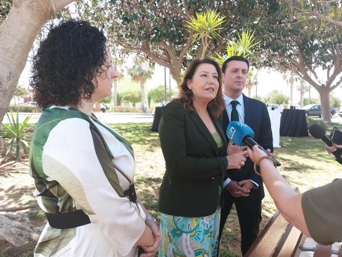 La consejera Carmen Crespo atiende a los medios en Balanegra (Almería).