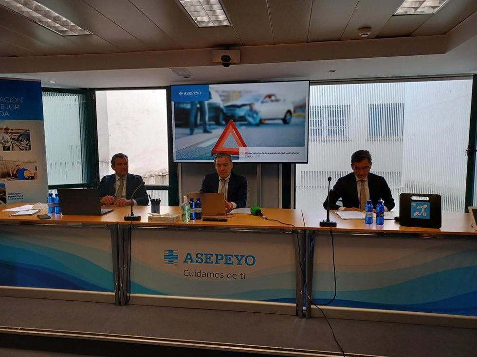 El director territorial Centro de Asepeyo, Constantino Perea; el director de Empresas de la Fundación CNAE, Ricardo Gutiérrez-Cortines; y el director del Observatorio Nacional de Seguridad Vial de la DGT, Álvaro Gómez, en rueda de prensa.