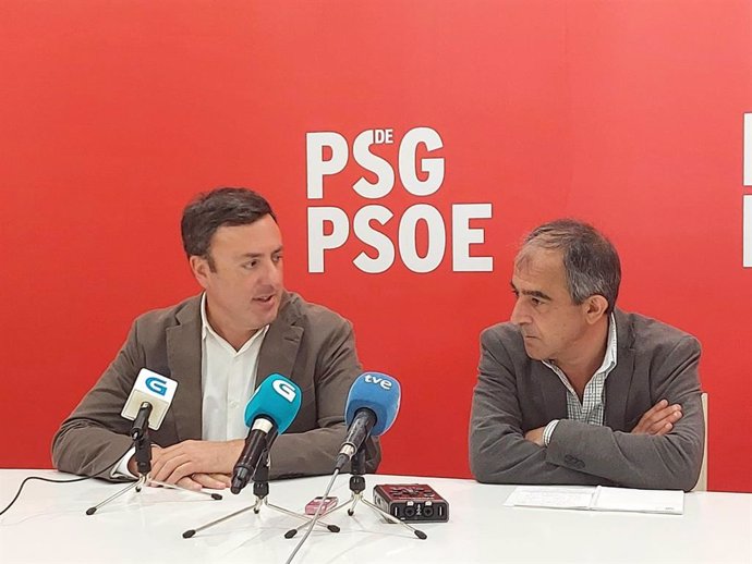 O líder do PSdeG, Valentín González Formoso, e o secretario xeral de UXT-Galicia, José Antonio Gómez, en rolda de prensa