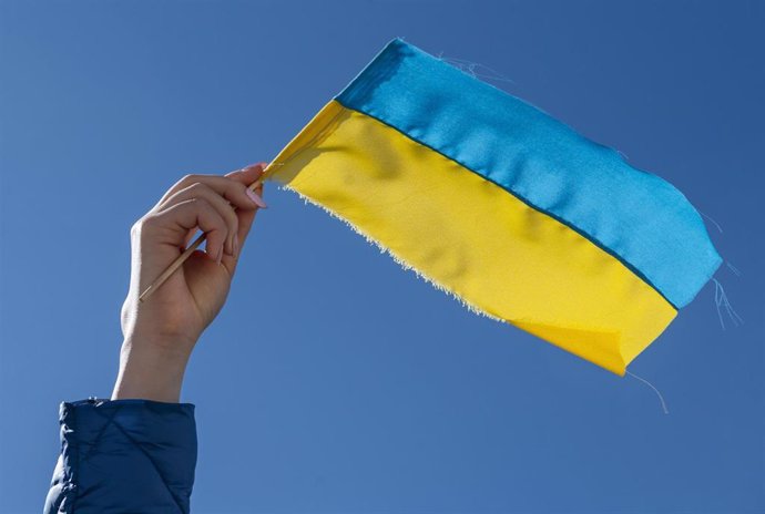 Archivo - 13 March 2022, Spain, Madrid: A protestor holds up an Ukrainian flag during a protest against Russian invasion of Ukraine. Photo: Miguel Candela/SOPA Images via ZUMA Press Wire/dpa