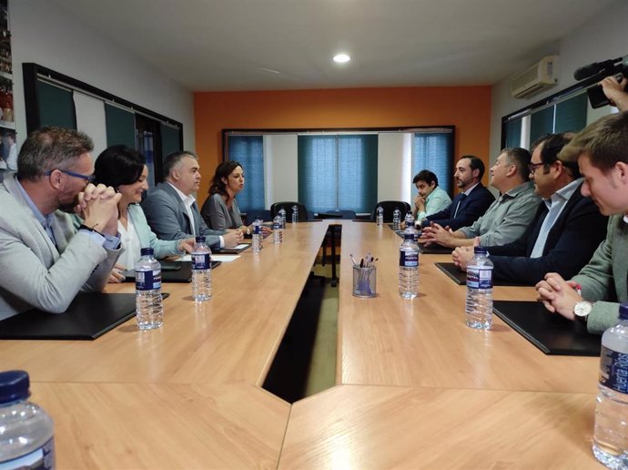 Santos Cerdán (3 izda.), entre Crespín y Ambrosio, frente la directiva de Asemeco, durante la reunión que han mantenido en Córdoba.