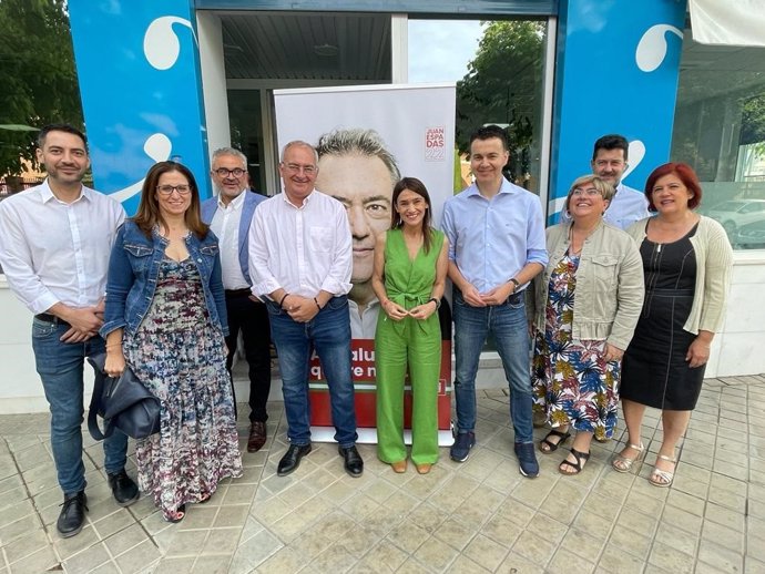 La candidata número 2 del PSOE de Granada al Parlamento andaluz, Olga Manzano, junto a , entre otros, el portavoz del Grupo Parlamentario Socialista en el Congreso de los Diputados, Héctor Gómez, y la presidenta del PSOE de Granada, Ana Muñoz.