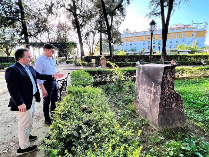 El concejal de Ciudadanos (Cs) Lorenzo López Aparicio, compueba, junto a Álvaro Pimentel, los monolitos dedicados a la Generación del 27 en los Jardines del Cristina.
