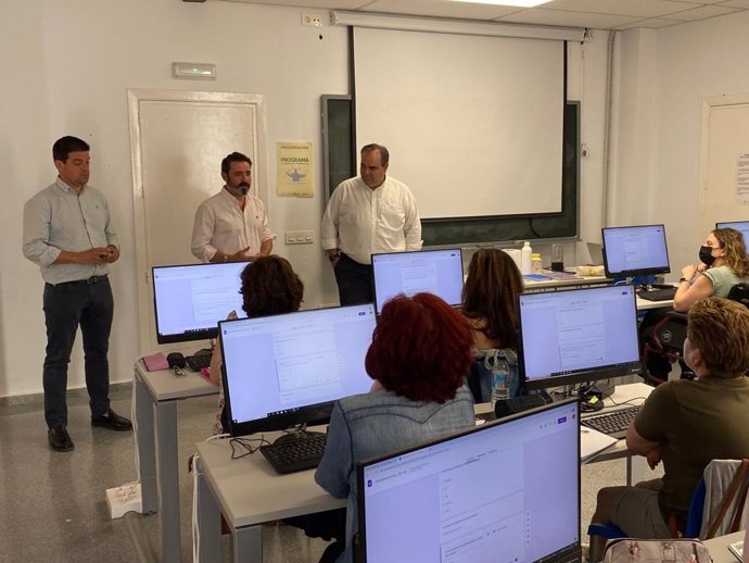 José Ramón Carmona, candidato por el PP de Málaga, visita un taller de empleo en Pizarra junto a dirigentes del PP.