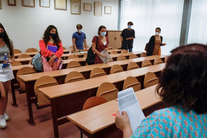 Archivo - Un grupo de estudiantes durante la convocatoria extraordinaria de la Evaluación del Bachillerato para el Acceso a la Universidad (EBAU).