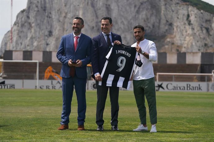 Juanma Moreno en el Estadio de La Línea.