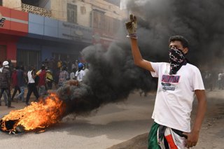 Una protesta contra las autoridades militares de Sudán tras el golpe de Estado de octubre de 2021