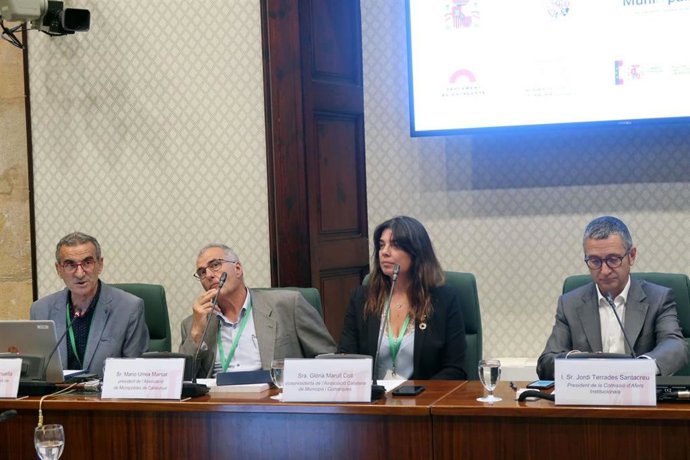 Representantes de la ACM, Eines de Repoblament Rural y de la Associació de Micropobles de Catalunya comparecen en la  comisión de Asuntos Institucionales del Parlament