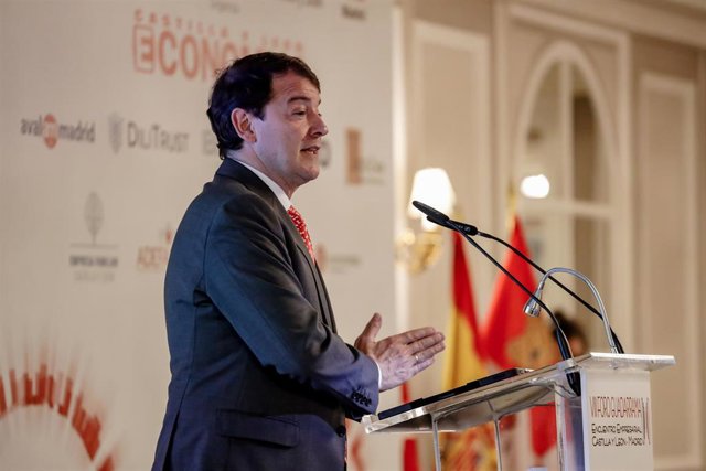 El presidente de la Junta de Castilla y León, Alfonso Fernández Mañueco, interviene en el VIII Foro Guadarrama, en el Hotel Rosewood Villa Magna, a 2 de junio de 2022, en Madrid (España).