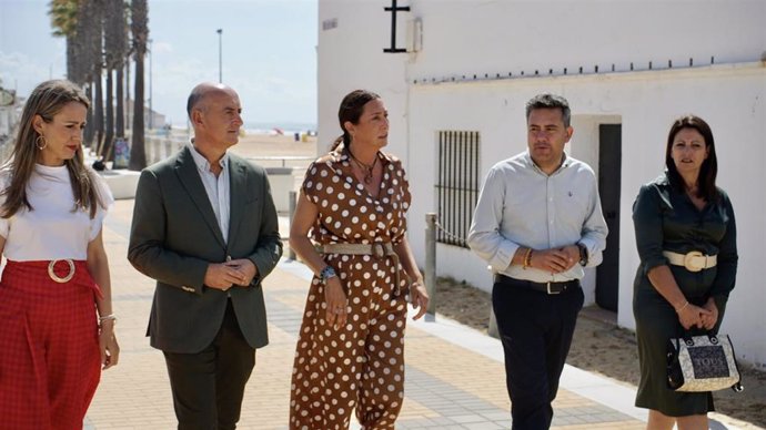 La candidata número uno del PP por la provincia de Huelva a las próximas elecciones andaluzas, Loles López, en su visita a La Antilla, en Lepe.