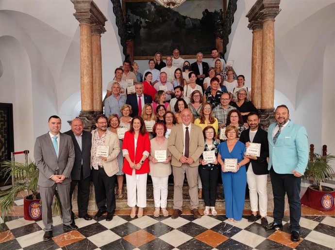 El presidente de la Diputación, Antonio Ruiz (centro), junto a autoridades y galardonados, en la entrega de los premios del VII Concurso de Patios, Rincones y Rejas de la provincia.