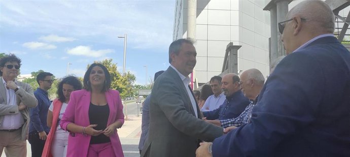 Espadas saluda a miembros de la Plataforma en Defensa de la UJA.