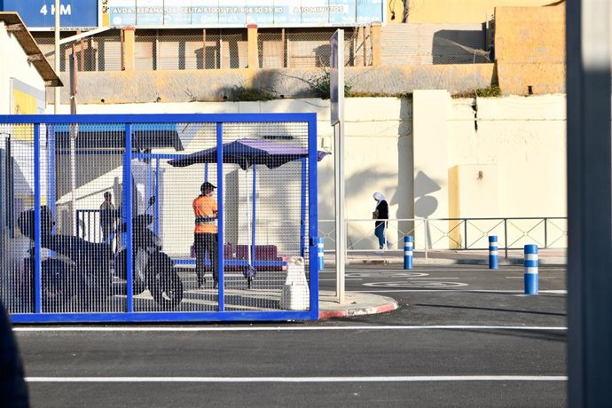 Una trabajadora de la Delegación de Gobierno de Plan de Empleo de Ceuta, en la frontera con Marruecos