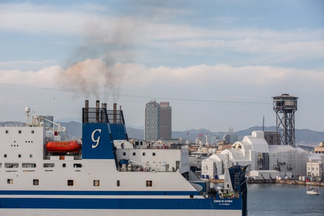 Un crucero en la terminal de cruceros del Puerto de Barcelona, visto desde el Puente de la Puerta de Europa, a 30 de mayo de 2022, en Barcelona, Cataluña (España). 