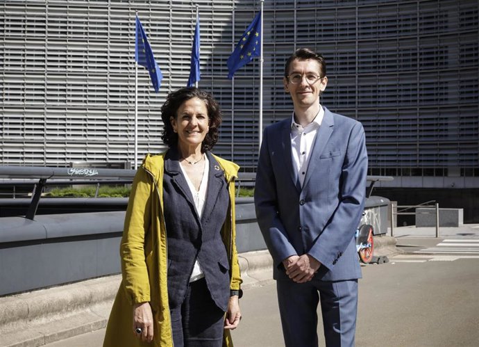La consejera Itziar Gómez y Tom Lamers (Holanda) presente en el evento de la Semana Verde Europea.