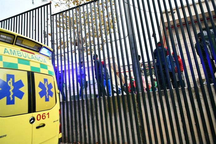 Archivo - Imagen de archivo de una ambulancia en las inmediaciones del Centro de Estancia Temporal de Inmigrante (CETI) de Ceuta 