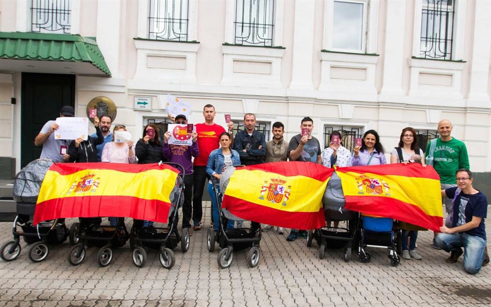 Archivo - Concentración de familias españolas con bebés por gestación subrogada