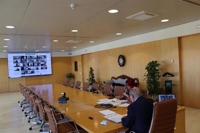 El presidente de la Federación Andaluza de Municipios y Provincias (FAMP) y de la Diputación de Sevilla, Fernando Rodríguez Villalobos,   en la reunión con la Ejecutiva y el Consejo Municipalista Andaluz de la FAMP