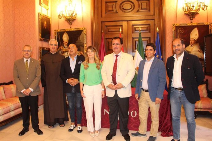 Presentación de la programación de actividades previas a la celebración del Corpus Christi en el Ayuntamiento, con el delegado de Fiestas Mayores, Juan Carlos Cabrera, a la cabeza.