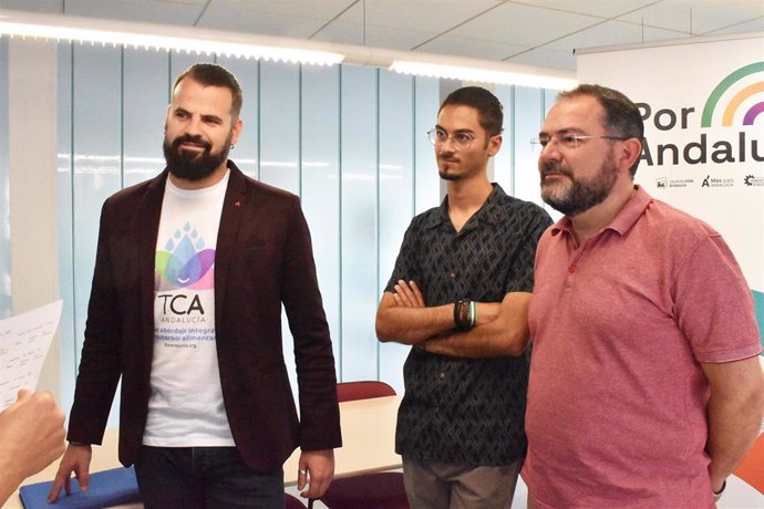 Los candidatos de Por Andalucía Granada, Chus Fernández y Marco Antonio Ruiz, se reúnen con el responsable de política universitaria de la Federación de Enseñanza de CCOO Andalucía, José Luis Martos.