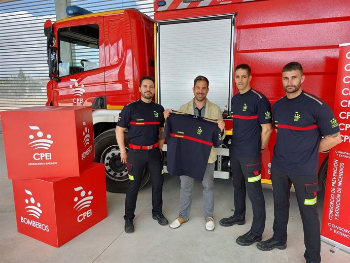 Los bomberos del CPEI de Badajoz visibilizan su apoyo a la diversidad afectivo sexual y de género con unas camisetas.