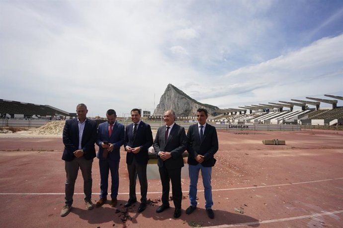 Juanma Moreno (c.), este jueves en La Línea de la Concepción (Cádiz)