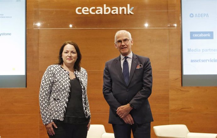 La directora corporativa de Securities Services de Cecabank, Aurora Cuadros, y el director general adjunto de ALFI, Marc-André Bechet.