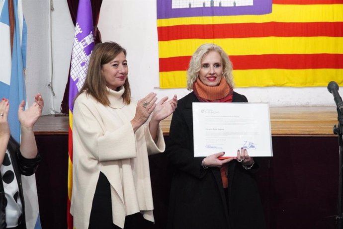 La presidenta del Govern, Francina Armengol, junto a la nieta de Salvador Riera, uno de los asesinados por el régimen franquista.