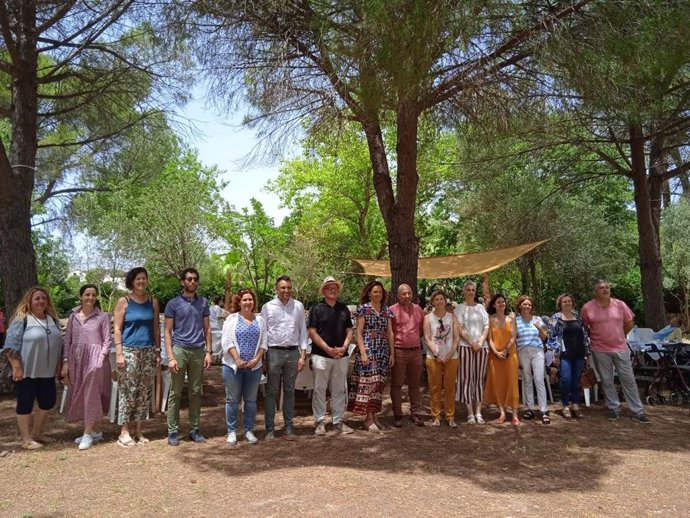 Residentes y profesionales de la residencia de Huialfs de sa Pobla celebran su 'pancaritat'.