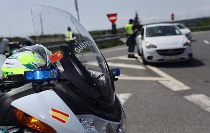 Archivo - La moto de la Guardia Civil en un control de tráfico 