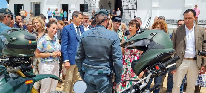 El delegado del Gobierno de España en Andalucía, Pedro Fernández,  en El Rocío con efectivos de la Guardia Civil que trabajan en la aldea durante la romería.
