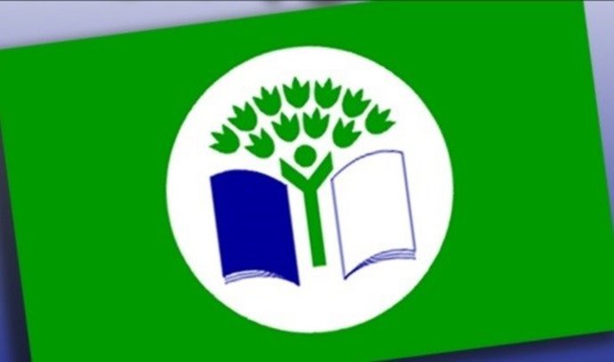 Distintivo Bandera Verde que han obtenido cinco colegios sevillanos.
