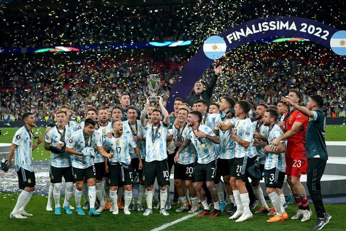 La selección de Argentina celebra su triunfo por 3-0 contra Italia en la Finalissima 2022 celebrado en Wembley
