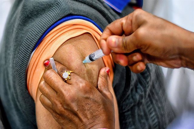 Archivo - 11 February 2022, India, Kolkata: A health worker administers the Covid-19 booster vaccine to a citizen at a vaccination centre.