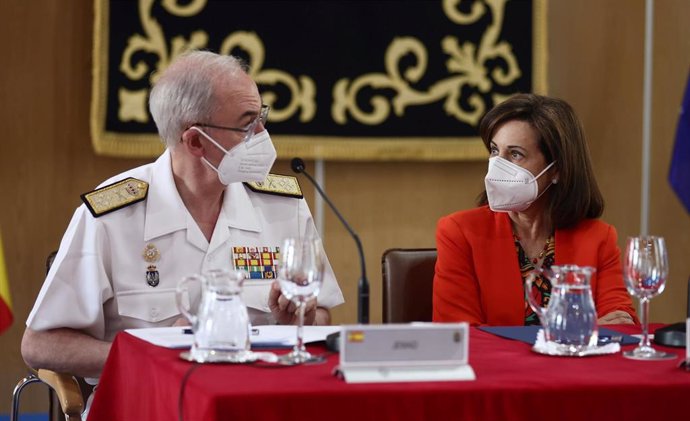 El jefe del Estado Mayor de la Defensa, el almirante Teodoro López Calderón, y la ministra de Defensa, Margarita Robles, durante la presentación del libro '40 años de participación activa de España en la OTAN'