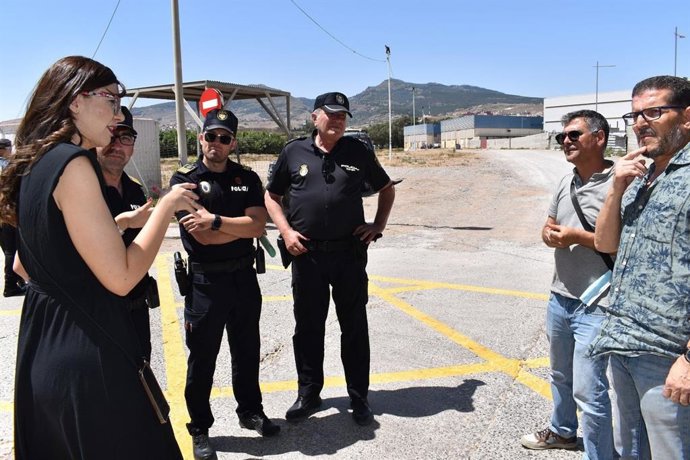Autoridades de Melilla en su visita a los terrenos junto a la frontera con Marruecos que se usarán para acoger las colas de vehículos de la OPE