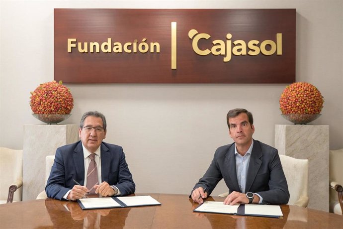 El presidente de la Fundación Cajasol, Antonio Pulido, y el presidente de la Fundación Nao Victoria, José Fernández de Cabo, colaboran para divulgar la gesta de Magallanes.